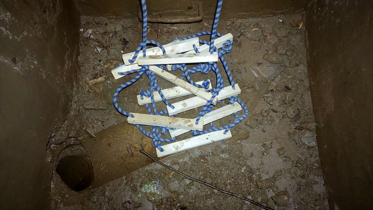 Samotný sklep je zaklenutý o výšce 2 m a půdorysu asi 0,9 m × 1,2 m. Místo tak akorát pro dva shrbené podzemní lidi. K čemu mohl takový sklep vlastně sloužit, zůstává tak trošku záhadou. Samotný sklep je zaklenutý o výšce 2 m a půdorysu asi 0,9 m × 1,2 m. Místo tak akorát pro dva shrbené podzemní lidi. K čemu mohl takový sklep vlastně sloužit, zůstává tak trošku záhadou.