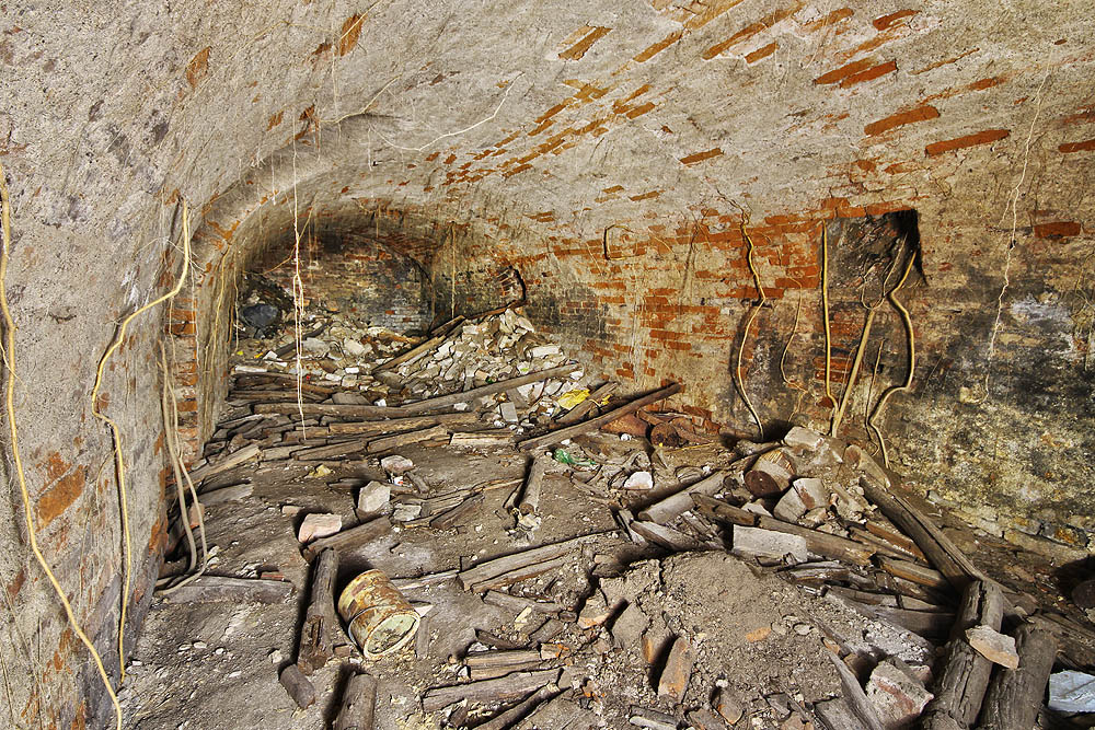 Samotný sklep je zpola plný odpadu, který se v průběhu let stal vpravdě archeologickým materiálem. Samotný sklep je zpola plný odpadu, který se v průběhu let stal vpravdě archeologickým materiálem.