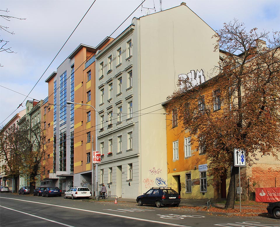 Na fotografii je dobře vidět nejvyšší moderní bytový dům Úvoz 18, stojící od roku 2007 na parcelách původních domů Úvoz 18 a Úvoz 20, které zanikly ještě před koncem 20. století. Představu o jejich originální podobě si lze snadno udělat při pohledu na poslední zachovalý původní dům na Úvoze vpředu vpravo - oranžový dům Úvoz 14. Pozn. Povšiměte si oken srovnaných s vnější plochou fasády, které jsou typickým rysem domů postavených před rokem 1850. Na fotografii je dobře vidět nejvyšší moderní bytový dům Úvoz 18, stojící od roku 2007 na parcelách původních domů Úvoz 18 a Úvoz 20, které zanikly ještě před koncem 20. století. Představu o jejich originální podobě si lze snadno udělat při pohledu na poslední zachovalý původní dům na Úvoze vpředu vpravo - oranžový dům Úvoz 14. Pozn. Povšiměte si oken srovnaných s vnější plochou fasády, které jsou typickým rysem domů postavených před rokem 1850.