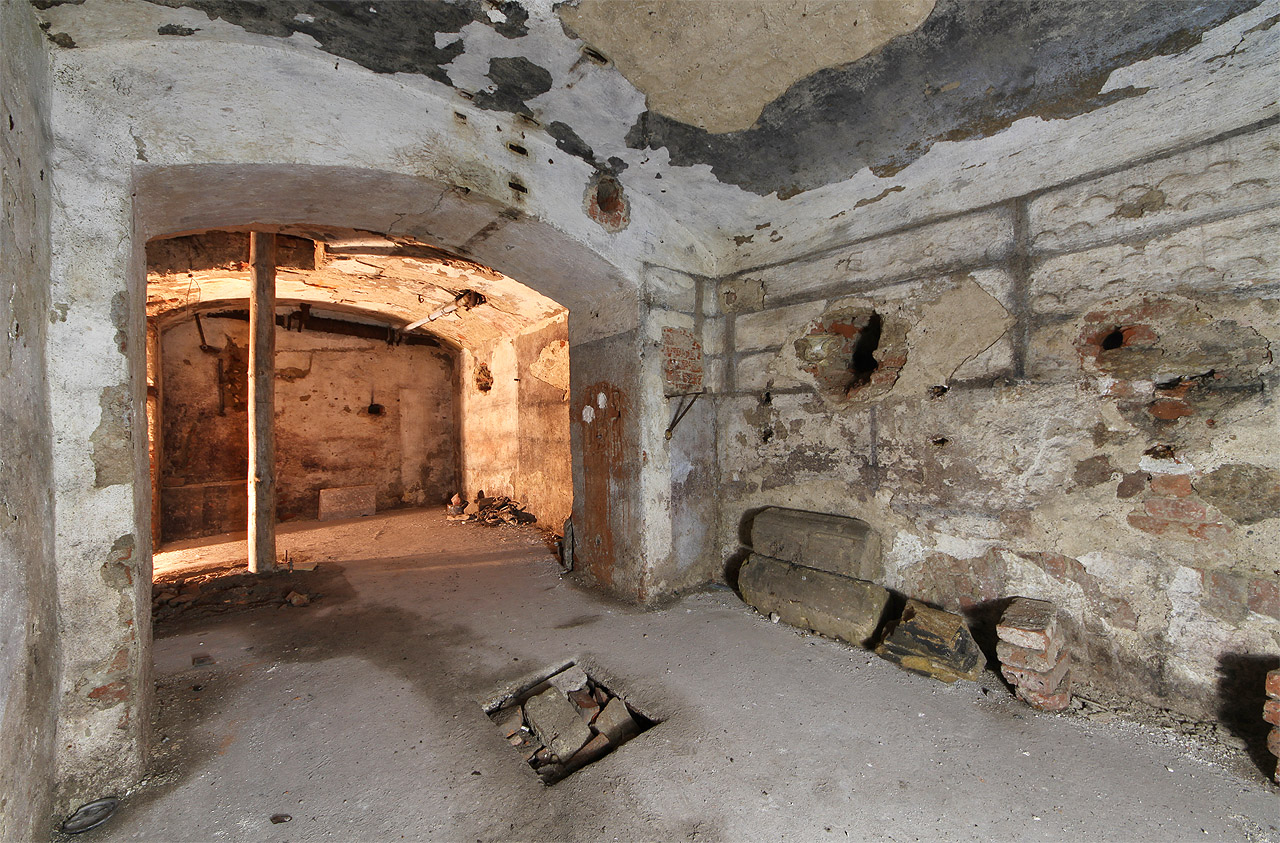Betonové podlahy sklepů jsou dozajista mladší než z roku 1888, kdy výstavba sklepů probíhala. Betonové podlahy sklepů jsou dozajista mladší než z roku 1888, kdy výstavba sklepů probíhala.