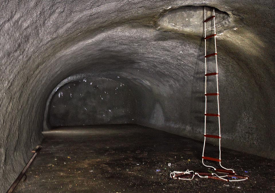 První pohled padne na klenutou, betonem zpevněnou chodbu, ve vzdálenější části se slibným průchodem do dalších podzemních prostor. Bohužel beton kraluje na stěnách i podlaze a tak z původního díle nespatříme vlastně vůbec nic. První pohled padne na klenutou, betonem zpevněnou chodbu, ve vzdálenější části se slibným průchodem do dalších podzemních prostor. Bohužel beton kraluje na stěnách i podlaze a tak z původního díle nespatříme vlastně vůbec nic.