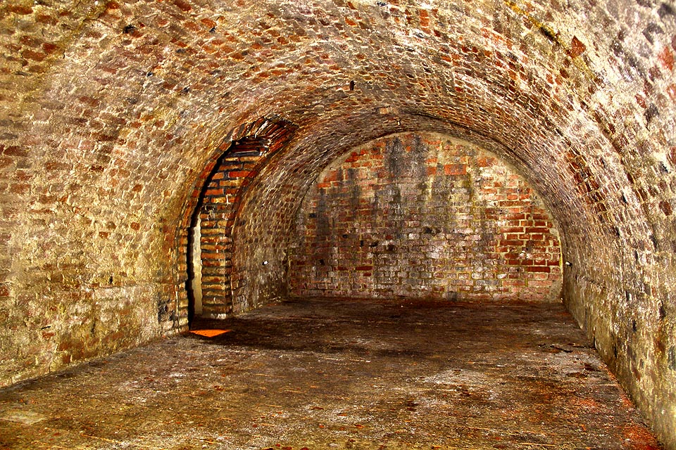 Moderní šachta proražená v roce 2000 umožňuje přístup do podzemí poté, co byl zazděn vchod z domu č. 7 (v pozadí). Moderní šachta proražená v roce 2000 umožňuje přístup do podzemí poté, co byl zazděn vchod z domu č. 7 (v pozadí).