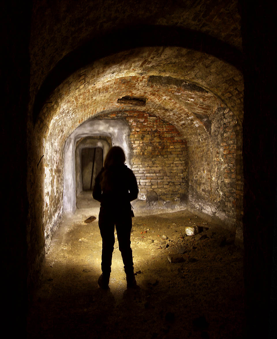 Historické prostory se nachází poměrně hluboko - ve druhém až třetím patře sklepů zhruba 8 m pod povrchem ulice. Historické prostory se nachází poměrně hluboko - ve druhém až třetím patře sklepů zhruba 8 m pod povrchem ulice.