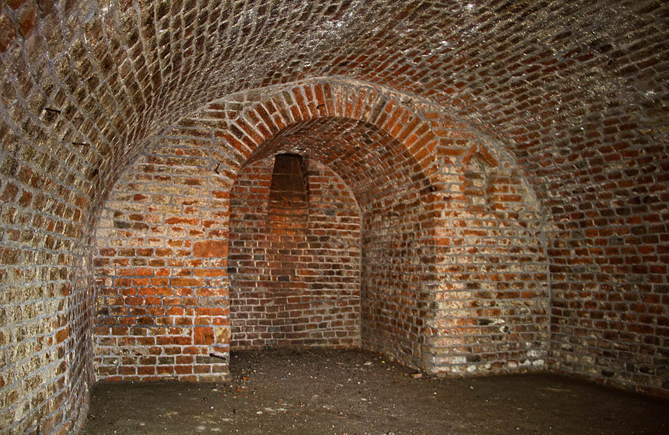 Z největší místnosti vede k povrchu (asi 4 m) větrací šachta. Z největší místnosti vede k povrchu (asi 4 m) větrací šachta.
