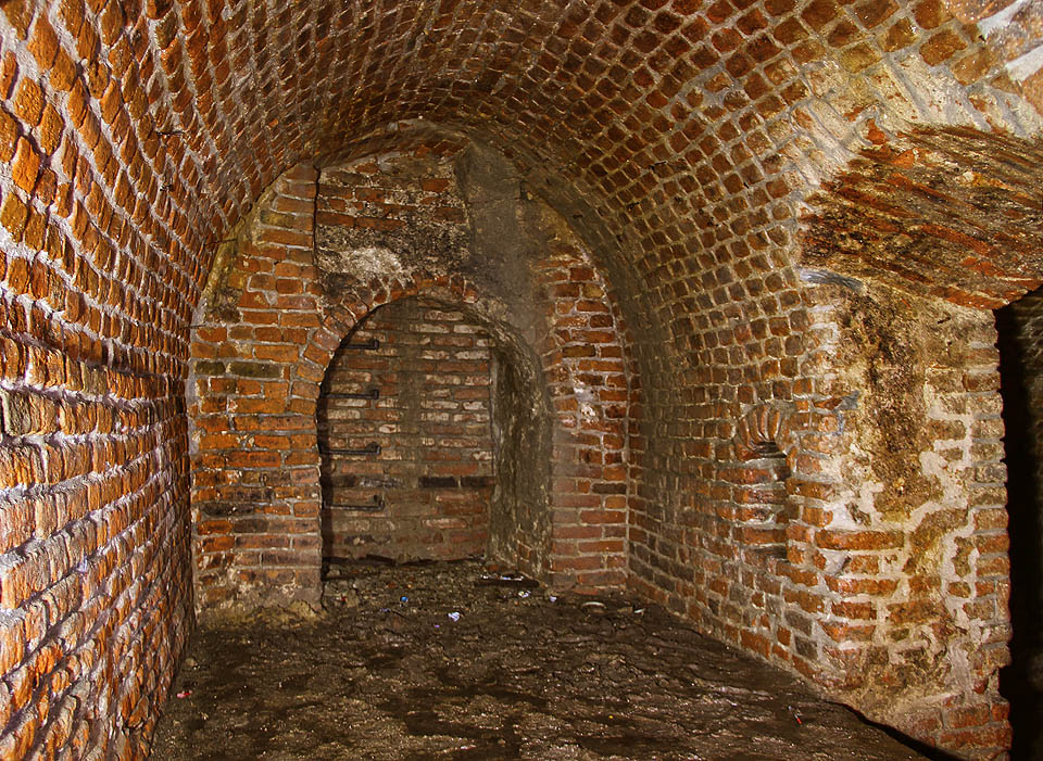 Pohled do předsíně, zpět na stupně žebříku vedoucí k povrchu. Pohled do předsíně, zpět na stupně žebříku vedoucí k povrchu.