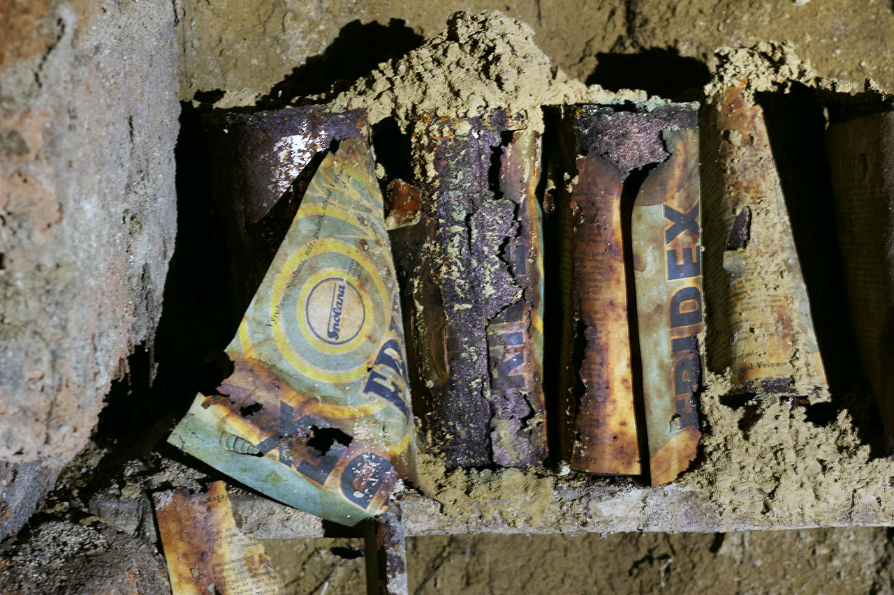 Spolana Neratovice patřila a stále patří mezi největší české chemičky, vyrábějící širokou škálu produktů. Třeba nemrznoucí směs Fridex, kterou si tu uložil neznámý motorista už před desítkami let. Stále ještě nezmrzla. Spolana Neratovice patřila a stále patří mezi největší české chemičky, vyrábějící širokou škálu produktů. Třeba nemrznoucí směs Fridex, kterou si tu uložil neznámý motorista už před desítkami let. Stále ještě nezmrzla.