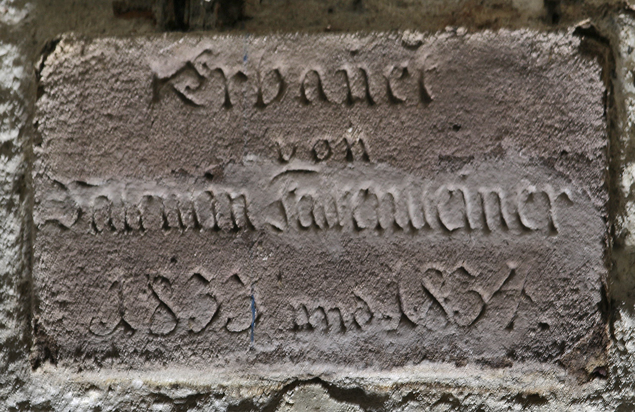 Na poškozené kamenné desce s vročením nad vstupem do hlavního sálu čteme s troškou fantazie: Erbauet von Valentin Falkensteiner 1833 und 1834. Přesto, že si nemůžeme být jistí, letopočty dobře zapadají do Falkensteinerovy kariéry – v roce 1829 si totiž pozdější brněnský velkopodnikatel otevřel svůj první obchod na dnešní Masarykově ulici. Na poškozené kamenné desce s vročením nad vstupem do hlavního sálu čteme s troškou fantazie: Erbauet von Valentin Falkensteiner 1833 und 1834. Přesto, že si nemůžeme být jistí, letopočty dobře zapadají do Falkensteinerovy kariéry – v roce 1829 si totiž pozdější brněnský velkopodnikatel otevřel svůj první obchod na dnešní Masarykově ulici.