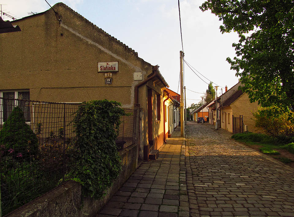 Příchod do Slatinky od železničního přejezdu (jednoho z posledních v Brně) vypadá malebně. Příchod do Slatinky od železničního přejezdu (jednoho z posledních v Brně) vypadá malebně.