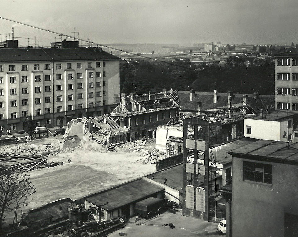 Bourání robotárny v roce 1972. Bourání robotárny v roce 1972.