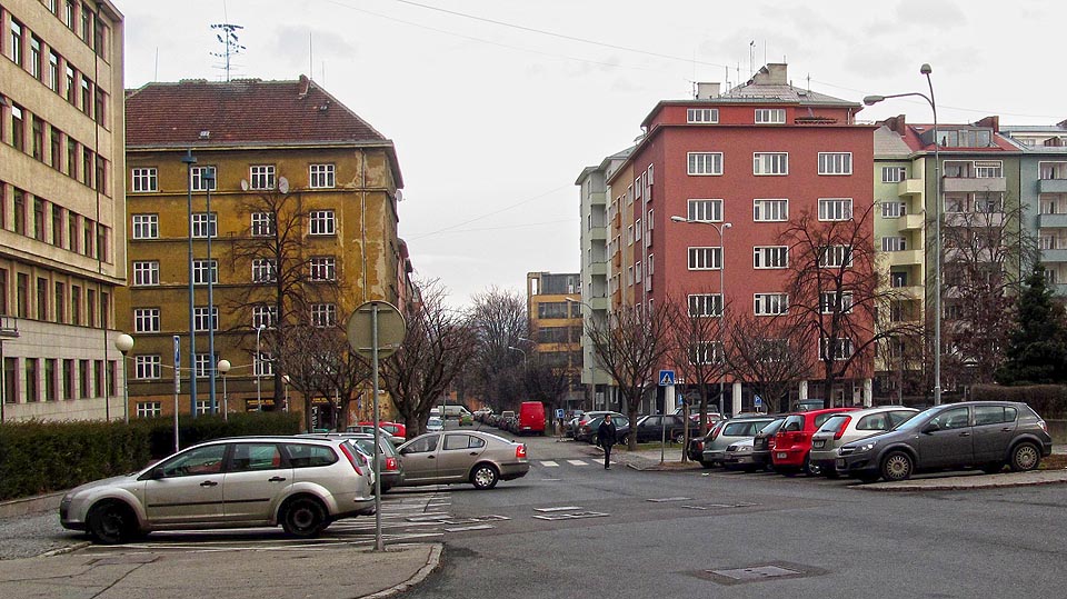 Pohled shora ulicí Bayerovou na konci roku 2011. Budova Snahy doposud tvoří dominantu dolní části ulice. Pohled shora ulicí Bayerovou na konci roku 2011. Budova Snahy doposud tvoří dominantu dolní části ulice.