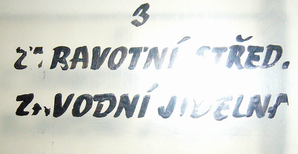 Přestože šlo vlastně o jedinou budovu, ukrývala v sobě celou řadu institucí. Přestože šlo vlastně o jedinou budovu, ukrývala v sobě celou řadu institucí.