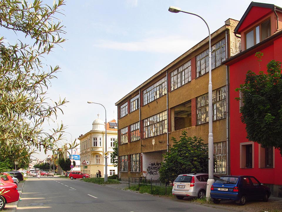 Pohled z jihu z ulice Staňkovy, měnící se právě na Poděbradovu. Pohled z jihu z ulice Staňkovy, měnící se právě na Poděbradovu.