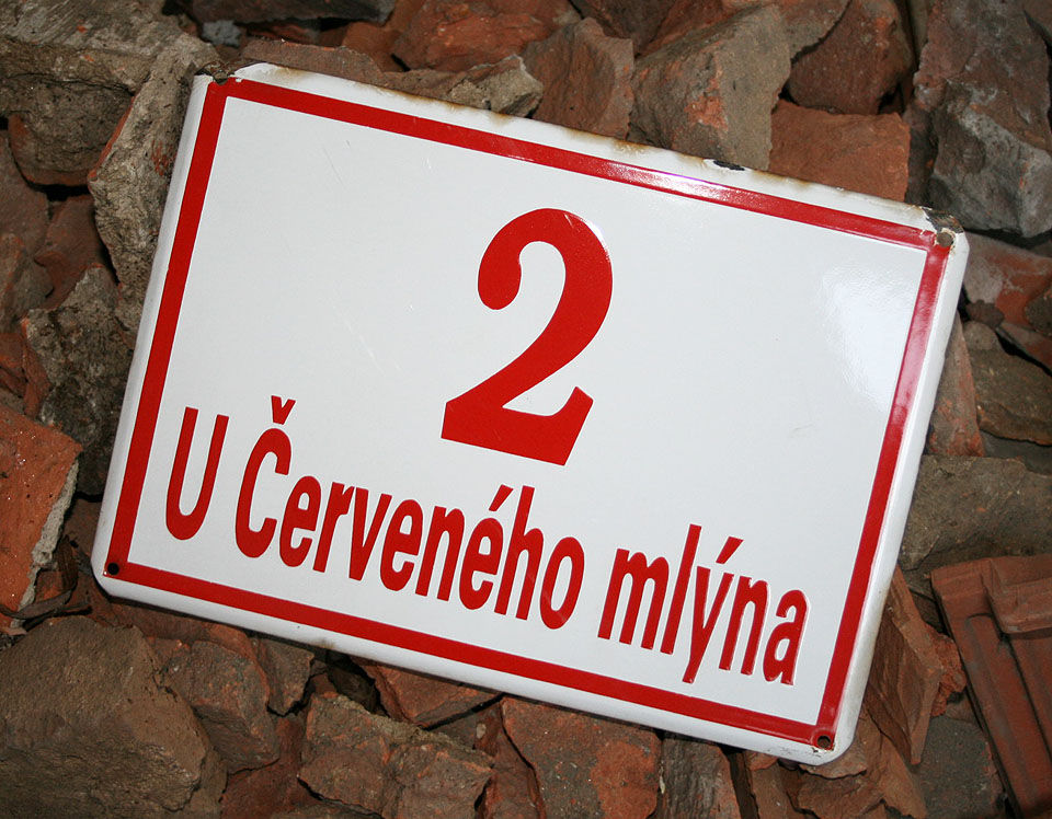 V průběhu demolice utrpěla i původní smaltovaná cedulka s orientačním číslem. Jediná na celé ulici. Dnes už jsou na moderních domech cedulky nové. V průběhu demolice utrpěla i původní smaltovaná cedulka s orientačním číslem. Jediná na celé ulici. Dnes už jsou na moderních domech cedulky nové.