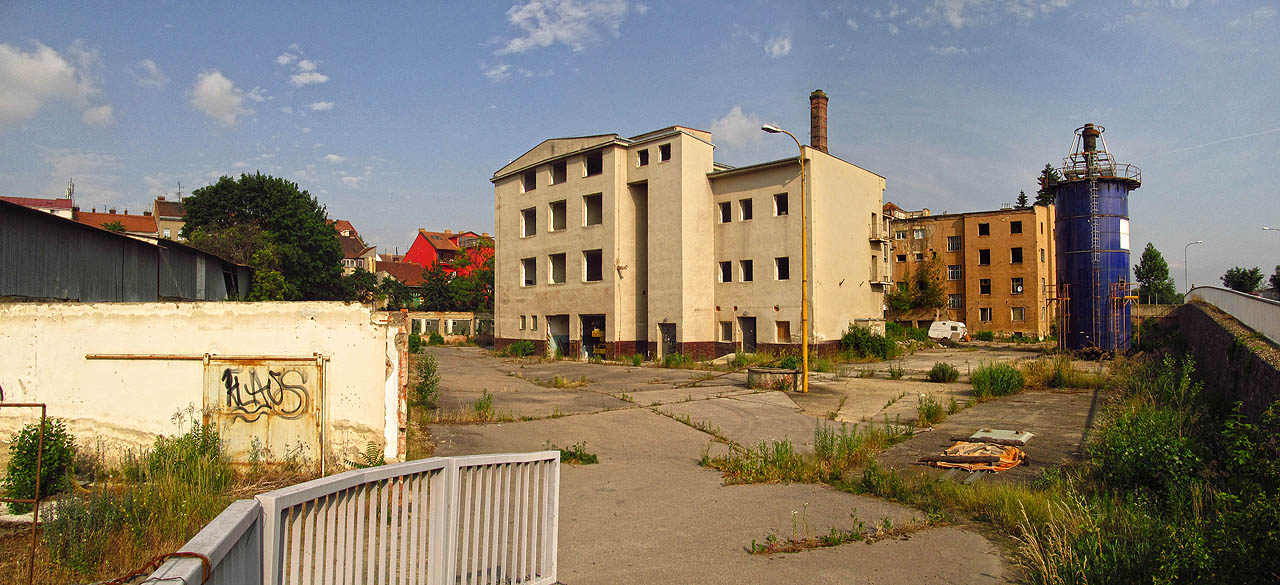 Továrna UP alias Tusculum rok před svým definitivním zbouráním. Majitelé tehdy tvrdili, že industriální objekt hodlají zachovat a využít pro výstavbu loftových bytů. Továrna UP alias Tusculum rok před svým definitivním zbouráním. Majitelé tehdy tvrdili, že industriální objekt hodlají zachovat a využít pro výstavbu loftových bytů.