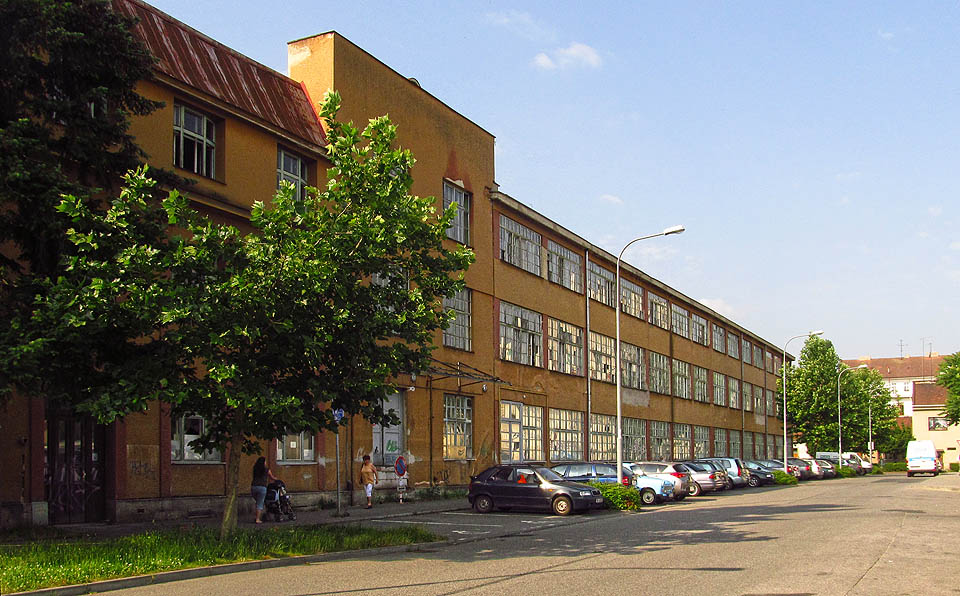 Tak vypadala ulice U Červeného mlýna ještě v roce 2014. Zachováním a opravou prosklené protofunkionalistické fasády mohlo vzniknout působivé městské zákoutí odkazující k industriální historii města Brna. Namísto toho vyrostly v ulici pěkné, leč fádní, téměř typové domy, které se podobají bezcharakterním stavbám kdekoliv jinde na zeměkouli. Tak vypadala ulice U Červeného mlýna ještě v roce 2014. Zachováním a opravou prosklené protofunkionalistické fasády mohlo vzniknout působivé městské zákoutí odkazující k industriální historii města Brna. Namísto toho vyrostly v ulici pěkné, leč fádní, téměř typové domy, které se podobají bezcharakterním stavbám kdekoliv jinde na zeměkouli.