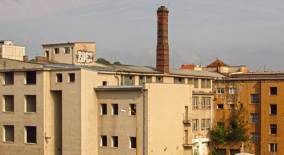 Částečně skyrtou dominantou areálu byl hranolový cihlový komín, který stejně jako všechny vyšší stavby zmizel z povrchu zemského v roce 2015. Částečně skyrtou dominantou areálu byl hranolový cihlový komín, který stejně jako všechny vyšší stavby zmizel z povrchu zemského v roce 2015.