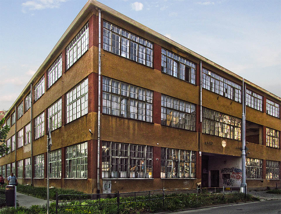 Nejzajímavější a architektonicky nejcennější budova původní nábytkářské továrny na nároží ulic Poděbradovy a U Červeného mlýna je již pouze vzpomínkou. její zachování a oprava byly majitelem opakovaně přislíbeny a posléze nedodrženy. Nejzajímavější a architektonicky nejcennější budova původní nábytkářské továrny na nároží ulic Poděbradovy a U Červeného mlýna je již pouze vzpomínkou. její zachování a oprava byly majitelem opakovaně přislíbeny a posléze nedodrženy.