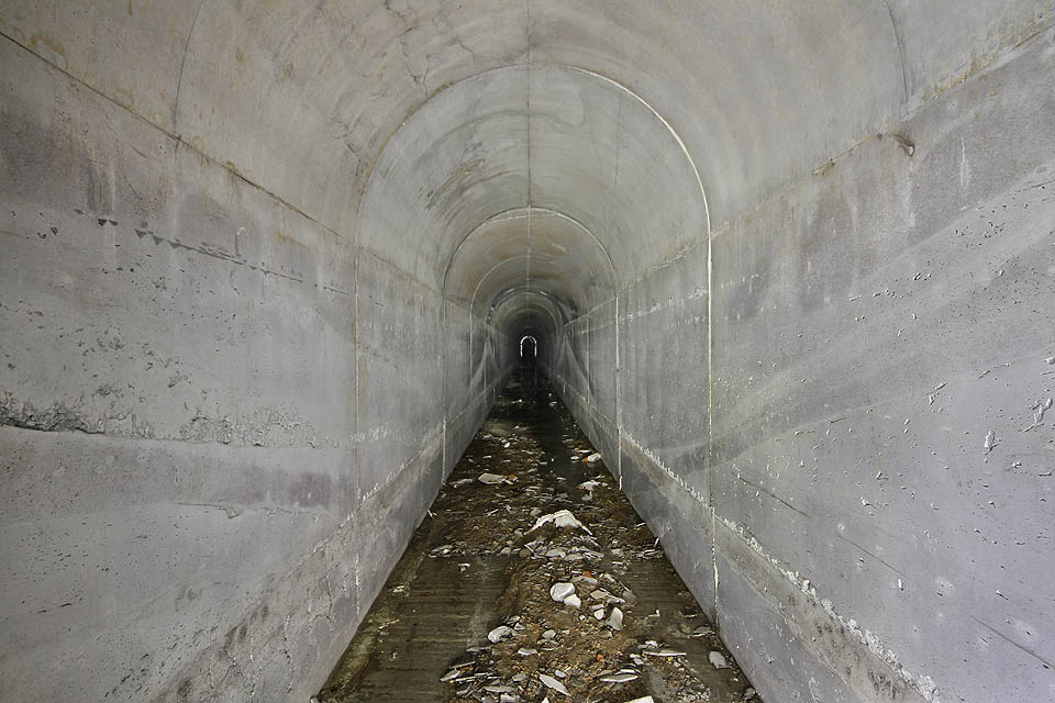Po odbednění vypadá téměř hotová stoka takto. Na hladkých betonových stěnách je dobře vidět, jak beton pod tlakem natékal do bednění. Po odbednění vypadá téměř hotová stoka takto. Na hladkých betonových stěnách je dobře vidět, jak beton pod tlakem natékal do bednění.