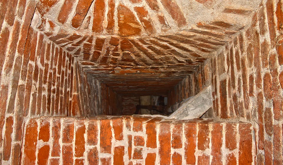 Občas do štoly ústí svislé šachty nejrůznějších profilů. Pravděpodobně spojují prostor se sklepy a kanalizačním systémem a část bude jistě dodnes neprobádaná. Občas do štoly ústí svislé šachty nejrůznějších profilů. Pravděpodobně spojují prostor se sklepy a kanalizačním systémem a část bude jistě dodnes neprobádaná.