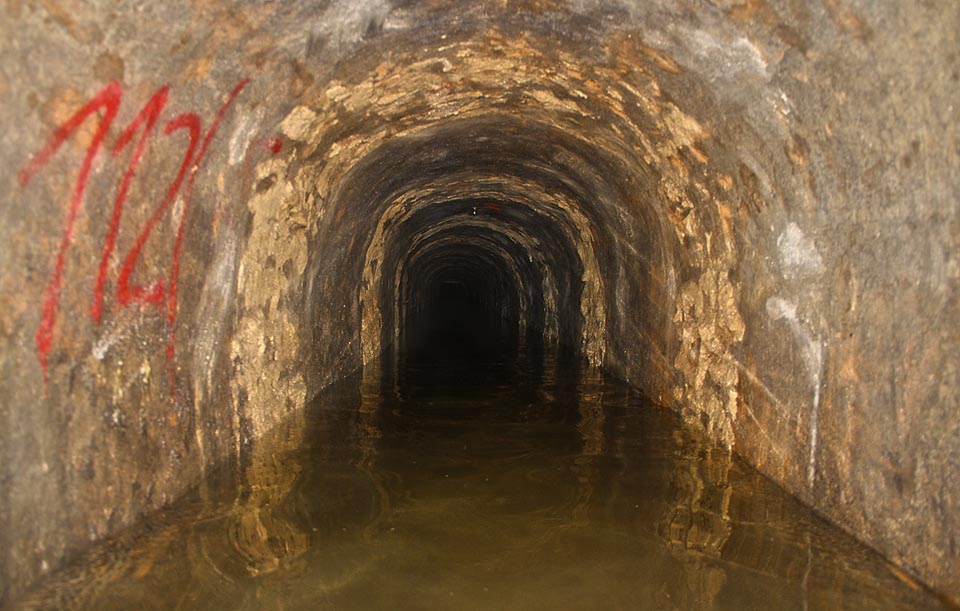 Pod Rašínovou ulicí už voda dosahuje hloubky přes 1 m. Pod Rašínovou ulicí už voda dosahuje hloubky přes 1 m.