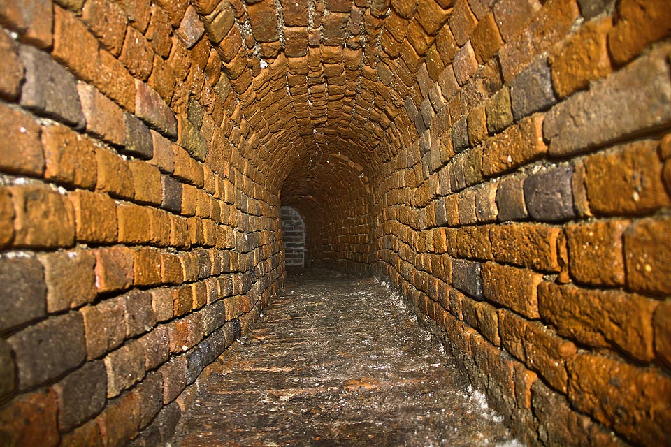 Žel všechny průchozí odbočky (tato vedoucí k jihu pod Rašínovou ulicí) končí slepě. Žel všechny průchozí odbočky (tato vedoucí k jihu pod Rašínovou ulicí) končí slepě.