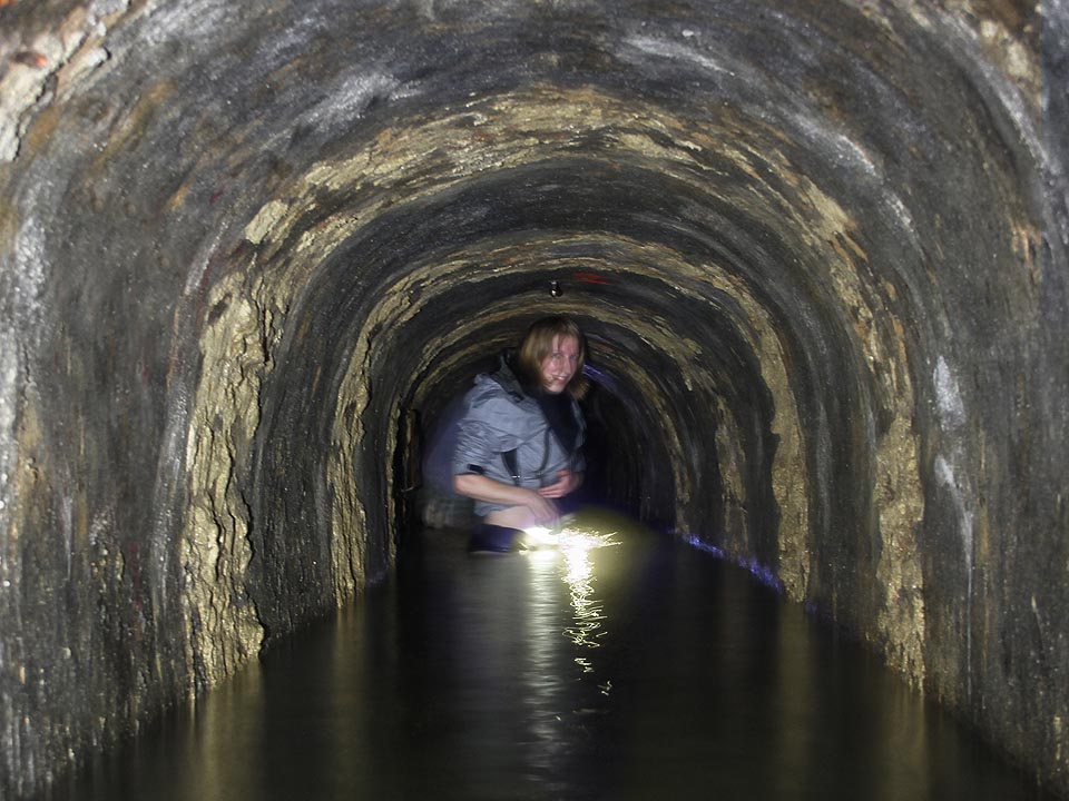 Tam, kde voda dosahuje nad pás, zatím průzkum končí. Bude zapotřebí lepšího vybavení. Tam, kde voda dosahuje nad pás, zatím průzkum končí. Bude zapotřebí lepšího vybavení.