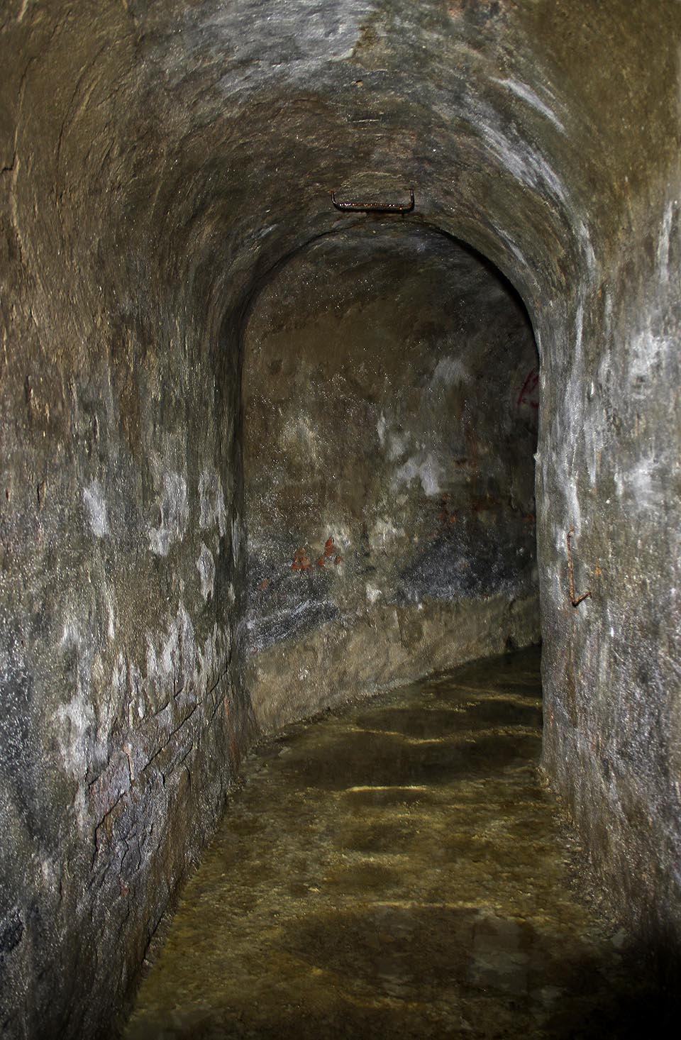 Štola nerespektuje uliční síť. Klikatí se podle středověkých hradeb pod celými bloky. Štola nerespektuje uliční síť. Klikatí se podle středověkých hradeb pod celými bloky.