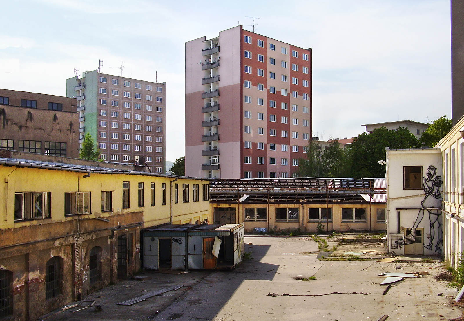 Centrální dvůr v textilce. Z okolních dvanáctiposchoďových domů, které měly podle plánů z 60. let 20. století stovřit nové Staré Brno, bylo dobře vidět každodenní ruch v továrně. Centrální dvůr v textilce. Z okolních dvanáctiposchoďových domů, které měly podle plánů z 60. let 20. století stovřit nové Staré Brno, bylo dobře vidět každodenní ruch v továrně.