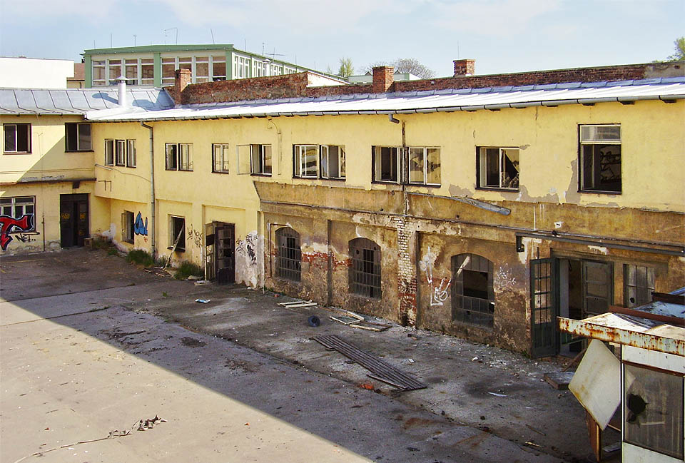 Slátanina starého s novým a nesmyslná dispozice továrních budov vytvořily svého druhu zajímavá zákoutí, nádvoří a průchody. Přesto, že rekonstrukce by byla nákladná a vlastně nesmyslná, je představa restaurace nebo kavárny na historickém místě jednoduše lákavá. Slátanina starého s novým a nesmyslná dispozice továrních budov vytvořily svého druhu zajímavá zákoutí, nádvoří a průchody. Přesto, že rekonstrukce by byla nákladná a vlastně nesmyslná, je představa restaurace nebo kavárny na historickém místě jednoduše lákavá.