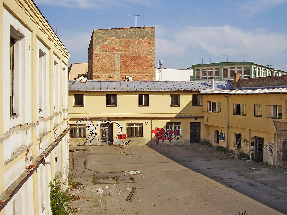 Pohled na centrální tovární dvůr od západu, ze strany Mendlova náměstí. Pohled na centrální tovární dvůr od západu, ze strany Mendlova náměstí.