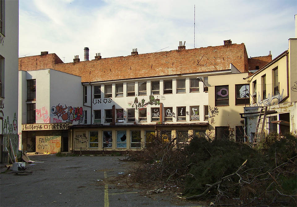 Tady se na jaře 2007 ještě určitý prostor pro ty, kdož si přinesou žebřík, nachátzí. Tady se na jaře 2007 ještě určitý prostor pro ty, kdož si přinesou žebřík, nachátzí.