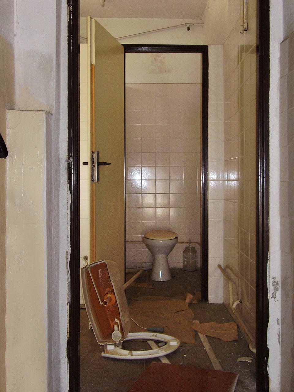 Postupně tady došlo ke zničení úplně všeho. Smutnou skutečností je, že se na rabování občas podíleli také studenti nedaleké fakulty architektury, od nichž by člověk očekával jistou úctu ke stavbě jako entitě. Postupně tady došlo ke zničení úplně všeho. Smutnou skutečností je, že se na rabování občas podíleli také studenti nedaleké fakulty architektury, od nichž by člověk očekával jistou úctu ke stavbě jako entitě.