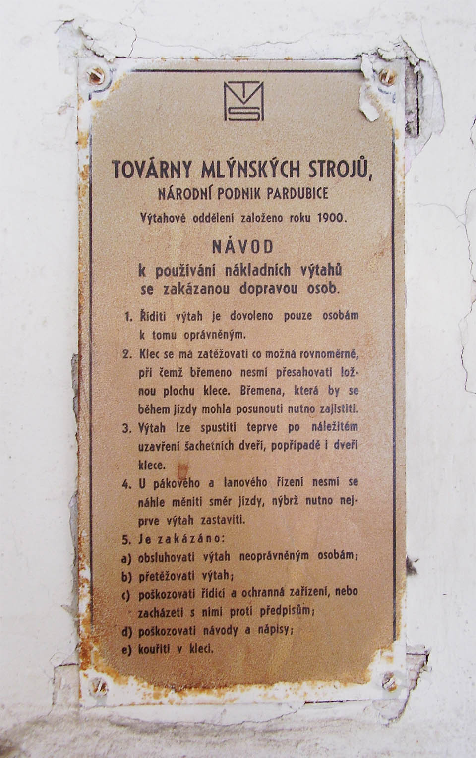V místním výtahu bylo, jak je dobře známo, zakázáno především kouřiti v kleci. V místním výtahu bylo, jak je dobře známo, zakázáno především kouřiti v kleci.