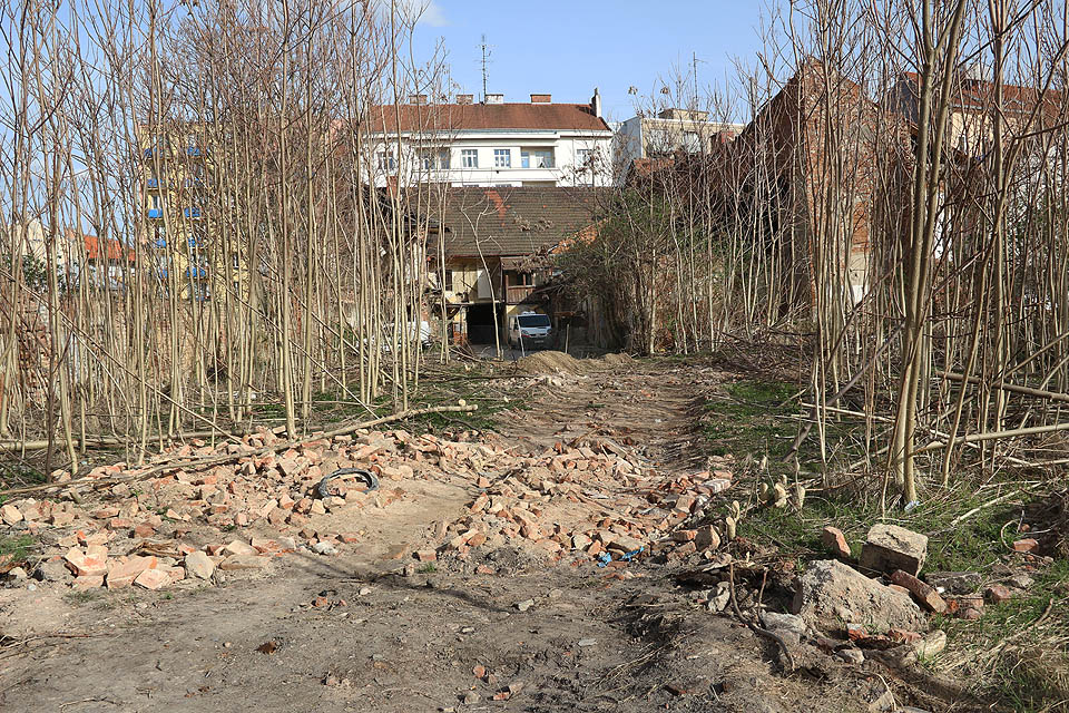 Tak vypadala plocha po továrně Kras deset let po její demolici. Tak vypadala plocha po továrně Kras deset let po její demolici.
