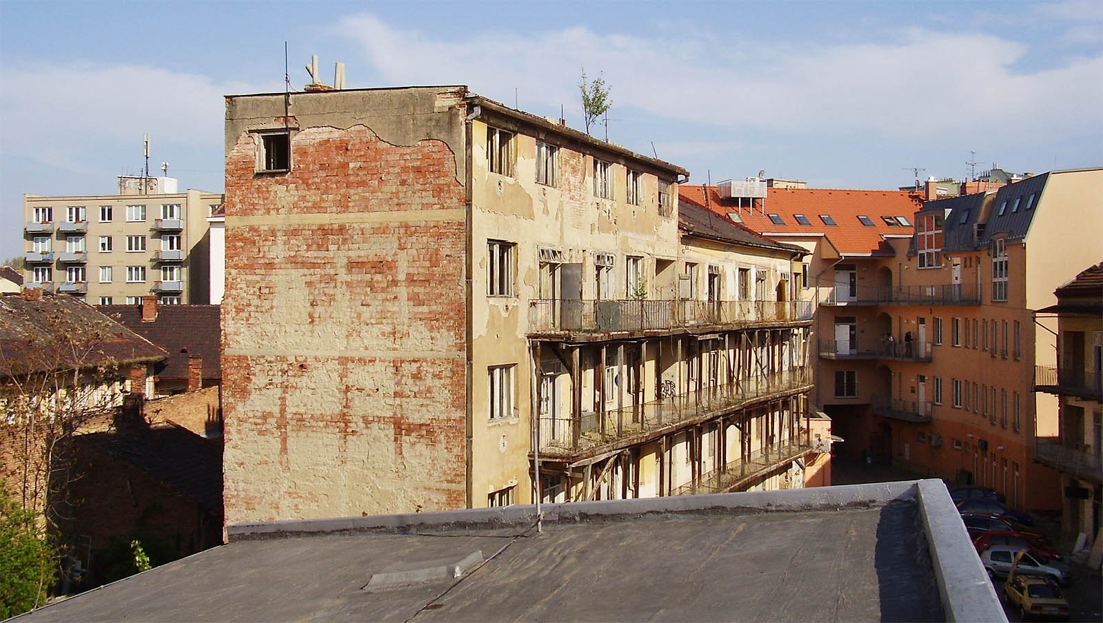 Zhruba uprostřed areálu vbíhal do továrny prodloužený dvůr z Křížové ulice. Tři domy v jeho nejzazší části byly uvolněny k demolici současně s továrnou, aby vznikl pozemek svým tvarem bližší kruhu. Zhruba uprostřed areálu vbíhal do továrny prodloužený dvůr z Křížové ulice. Tři domy v jeho nejzazší části byly uvolněny k demolici současně s továrnou, aby vznikl pozemek svým tvarem bližší kruhu.