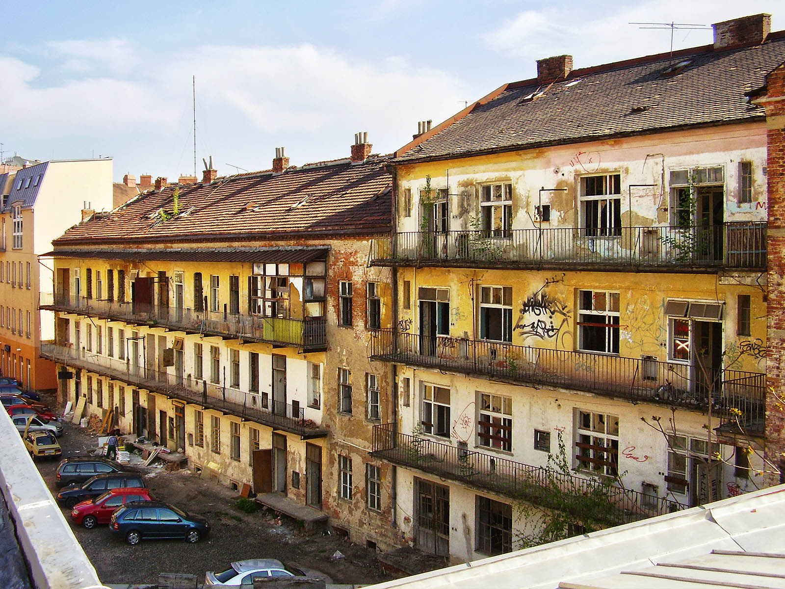 Tlející domy na adrese Křížová 18 byly cítit vlhkostí a nasládlým pachem jako hnijící použité pleny. Tady snad kdysi také žili dělníci z továrny Kras. Tlející domy na adrese Křížová 18 byly cítit vlhkostí a nasládlým pachem jako hnijící použité pleny. Tady snad kdysi také žili dělníci z továrny Kras.
