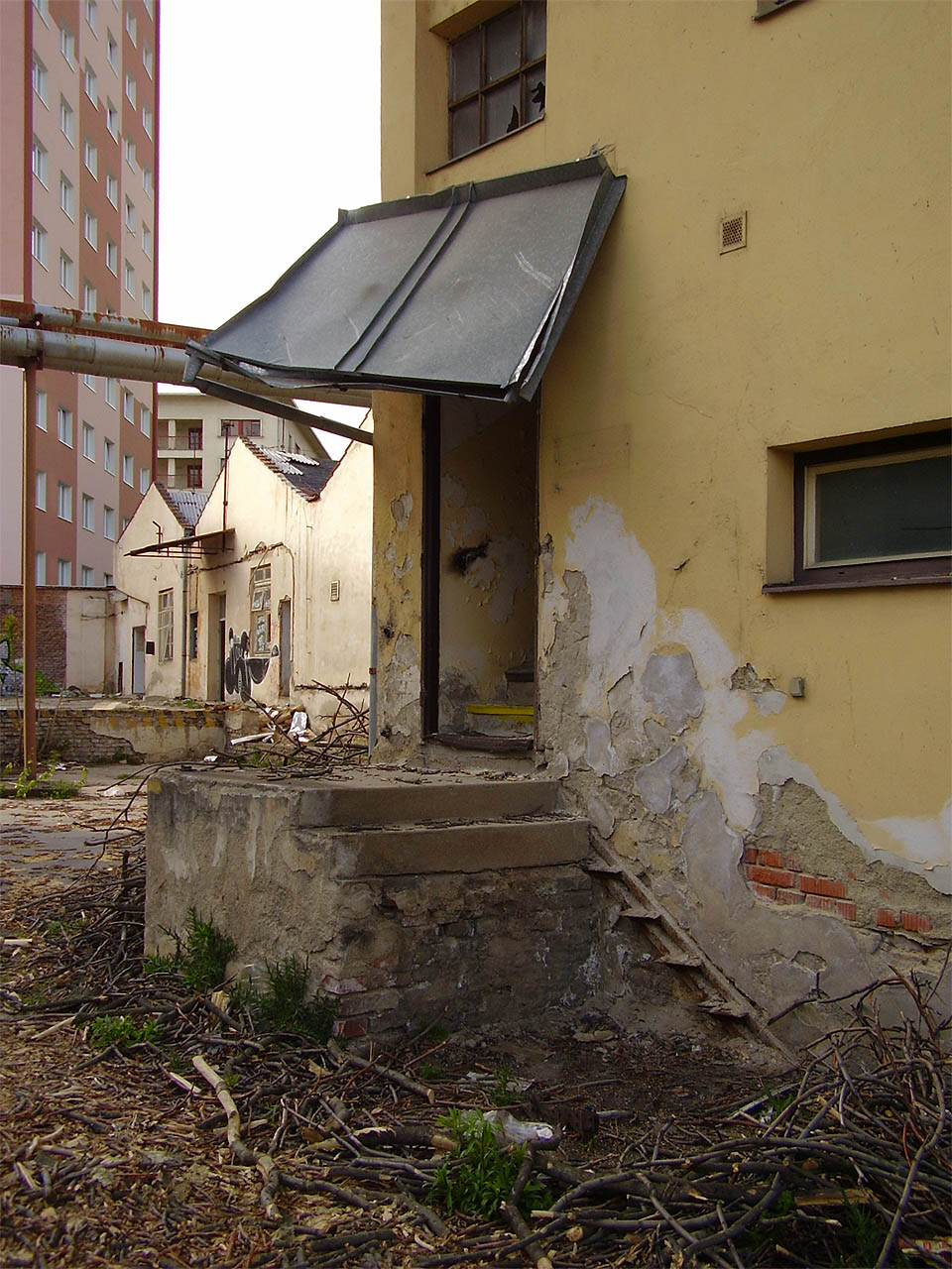 Zadní trakt v zadním cípu továrny Kras. Z budov s trojúhelníkovými štíty v pozadí zsltaly dodnes obvodové zdi obrácené do Veletržní ulice. Zadní trakt v zadním cípu továrny Kras. Z budov s trojúhelníkovými štíty v pozadí zsltaly dodnes obvodové zdi obrácené do Veletržní ulice.