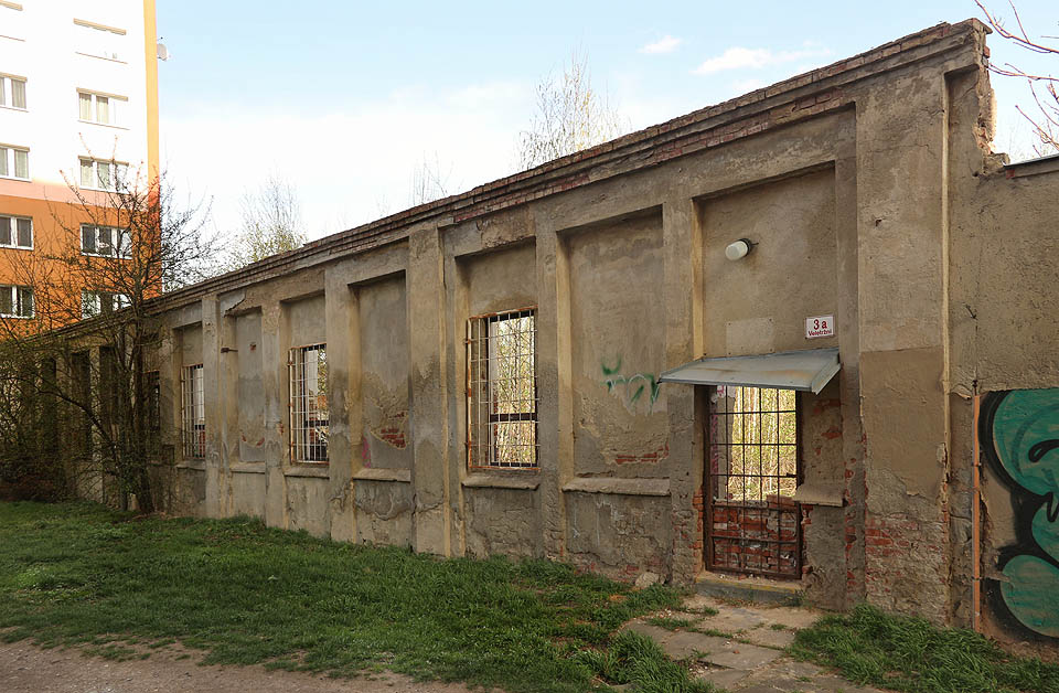 Severozápadní stranu areálu dodnes lemují stěny původních budov. Jedna dokonce i s číslem orientačním: Veletržní 3a. Severozápadní stranu areálu dodnes lemují stěny původních budov. Jedna dokonce i s číslem orientačním: Veletržní 3a.