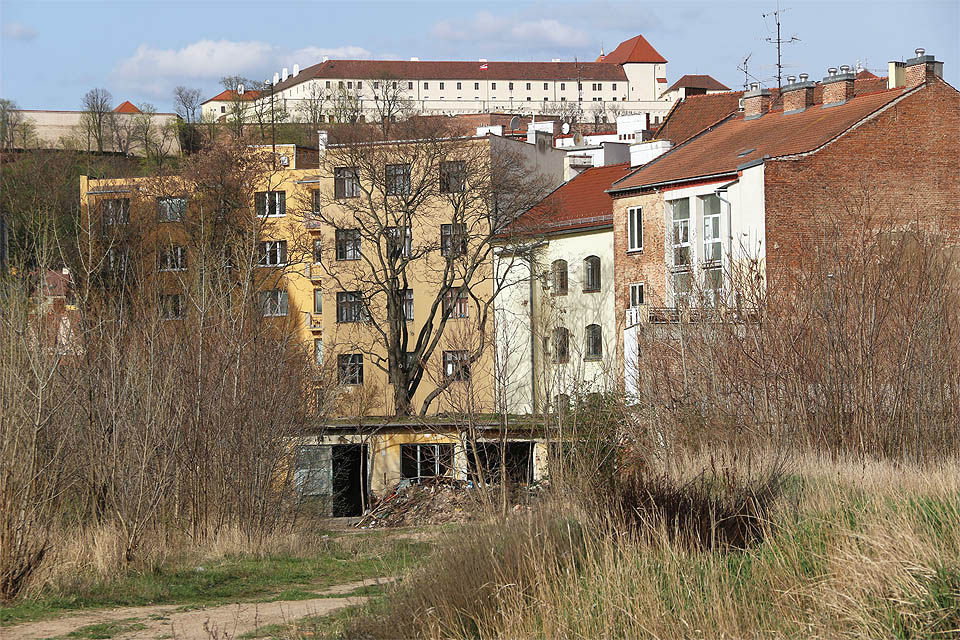 Jde o jeden z posledních lukrativních brownfieldů podobné velikosti v centru Brna. Po střídmém pokusu o udržení průmyslového ducha ve Vaňkovce, totální ztrátě UP a promarněné šanci zachovat duch Moravského Manchesteru ve Vlněně se zřejmě dočkáme další diskutabilní stavby. Jde o jeden z posledních lukrativních brownfieldů podobné velikosti v centru Brna. Po střídmém pokusu o udržení průmyslového ducha ve Vaňkovce, totální ztrátě UP a promarněné šanci zachovat duch Moravského Manchesteru ve Vlněně se zřejmě dočkáme další diskutabilní stavby.