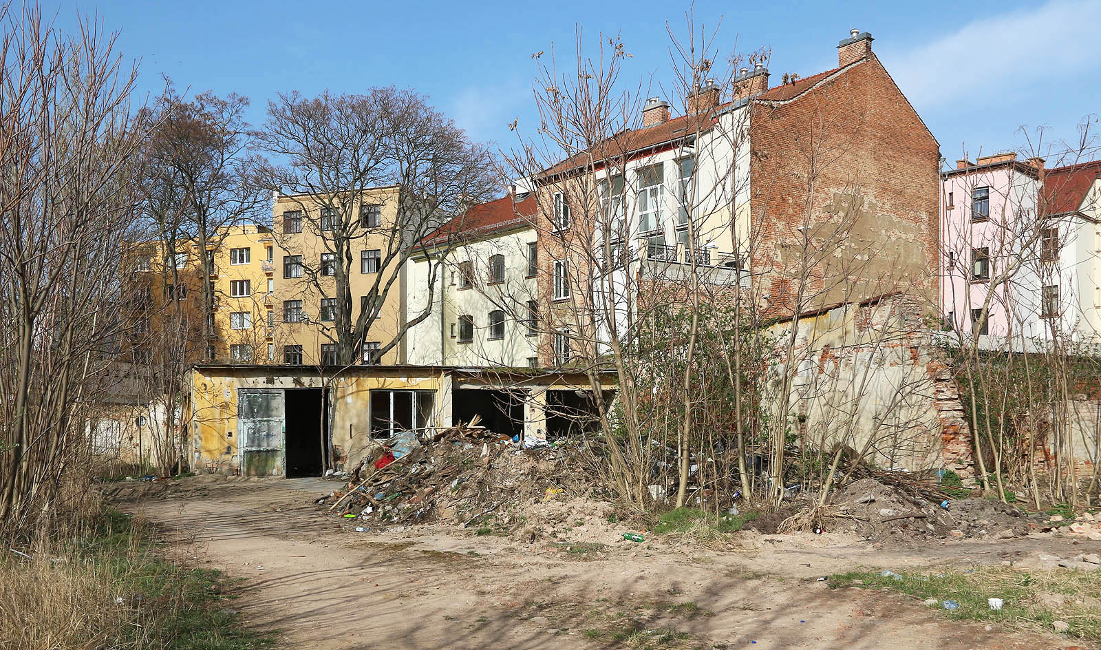 Jedněmi z mála budov, které zbyly z Krasu po ukončení demolice v roce 2008, jsou tyto zapadlé garáže v severovýchodním rohu areálu. Jedněmi z mála budov, které zbyly z Krasu po ukončení demolice v roce 2008, jsou tyto zapadlé garáže v severovýchodním rohu areálu.