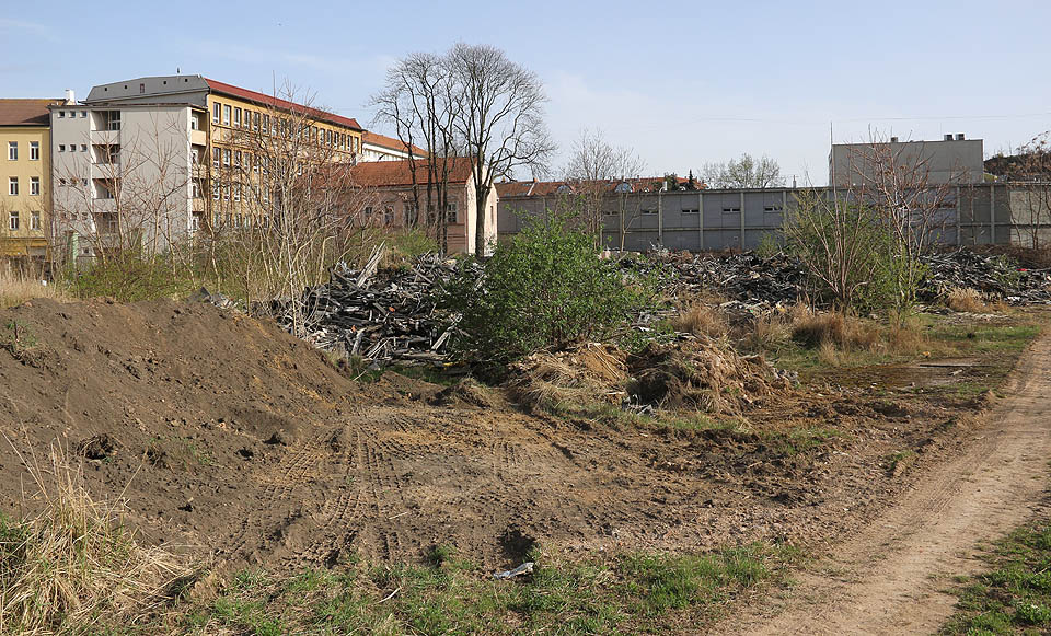 Někde tady vyrostl na ostorvě mezi rameny Svratky okolo roku 1000 přemyslovský hrad, který stál na počátku vzniku moderního Brna. Město se ke své kolébce zachovalo poněkud macešsky. Někde tady vyrostl na ostorvě mezi rameny Svratky okolo roku 1000 přemyslovský hrad, který stál na počátku vzniku moderního Brna. Město se ke své kolébce zachovalo poněkud macešsky.