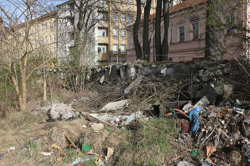 Zeď do ulice Bělidla postupně mizí pod horami odpadků. Opuštěný areál slouží k odhazování bezpečných i nebezpečných odpadů kdekomu. Místním firmám, obyvatelům, bezdomovcům i kolemjdoucím. Je to taková studie do hloubi české duše. Zeď do ulice Bělidla postupně mizí pod horami odpadků. Opuštěný areál slouží k odhazování bezpečných i nebezpečných odpadů kdekomu. Místním firmám, obyvatelům, bezdomovcům i kolemjdoucím. Je to taková studie do hloubi české duše.