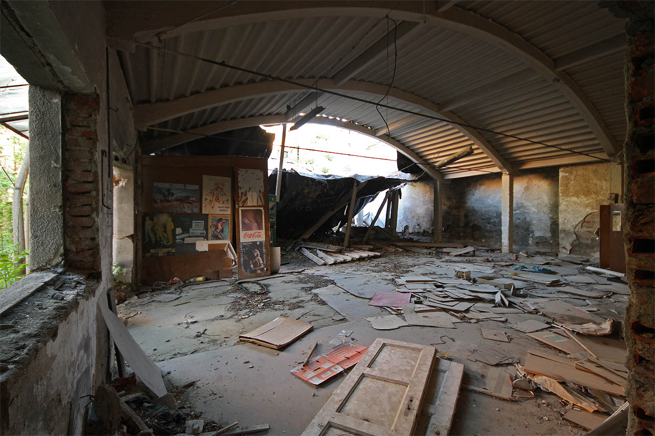 Hala s odvážnou betonovou skořepinou byla podle starých map postavena snad ve 40. letech 20. století. O 60 let později nevydržela nápor sněhu a zhroutila se pod jeho i vlastní váhou. Hala s odvážnou betonovou skořepinou byla podle starých map postavena snad ve 40. letech 20. století. O 60 let později nevydržela nápor sněhu a zhroutila se pod jeho i vlastní váhou.
