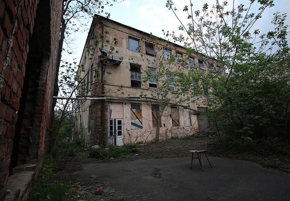 Hlouběji v labyrintu dvorků lze najít třeba outdoorový fotoateliér s pohodlnou židlí pro modelky. Hlouběji v labyrintu dvorků lze najít třeba outdoorový fotoateliér s pohodlnou židlí pro modelky.