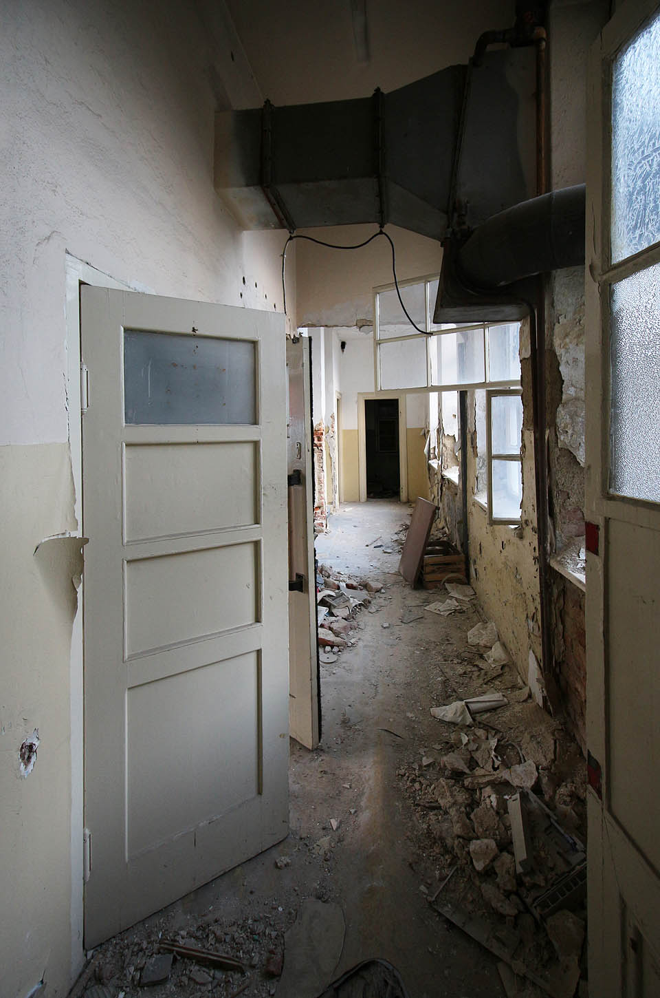 Voda, zatékající z děravých okapů a střech do budov, znásobuje rychlost rozkladu. Ani bez řízené demolice budovy nepřežijí více než 10 let než se samy zhroutí. Voda, zatékající z děravých okapů a střech do budov, znásobuje rychlost rozkladu. Ani bez řízené demolice budovy nepřežijí více než 10 let než se samy zhroutí.
