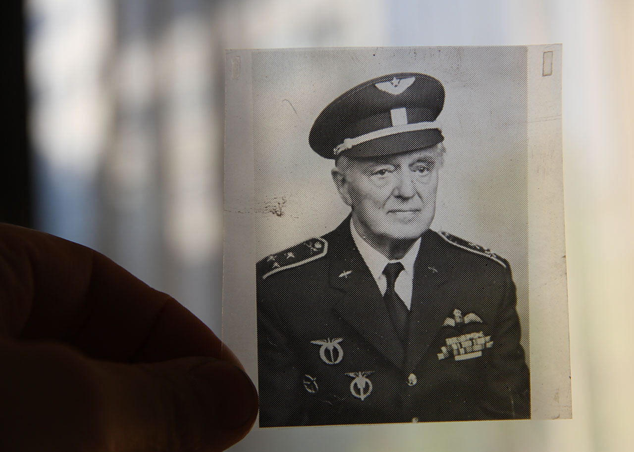 Armádní generál Emil Boček je druhoválečným veteránem - letecem RAF, hrdým brněnským patriotem a čestným občanem města Brna. Letos se dožívá 96 let a na fotografii také dlí v tiskárně Typia. Armádní generál Emil Boček je druhoválečným veteránem - letecem RAF, hrdým brněnským patriotem a čestným občanem města Brna. Letos se dožívá 96 let a na fotografii také dlí v tiskárně Typia.