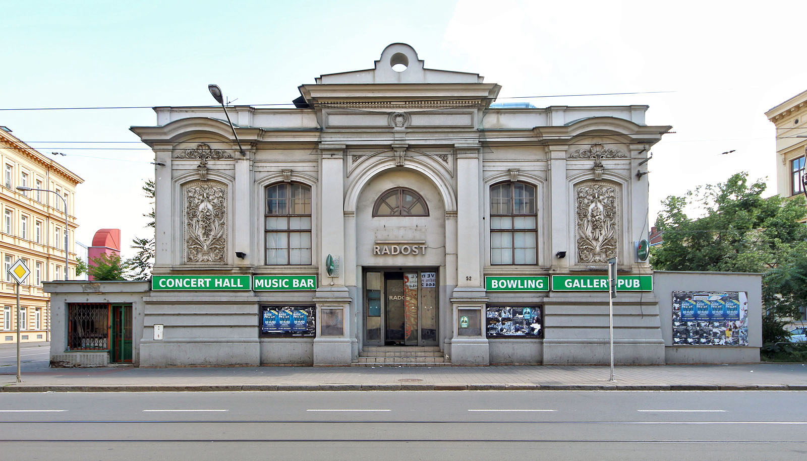Smutné průčelí opuštěné tržnice dnes ničím nepřipomíná čilý ruch trhovkyň a jejich zákazníků, který kdysi oživoval prostřední část Cejlu. Zmrtvělá budova je svědkem lhostejného projíždění tisíců lidí v tramvajích a autech, která tu nezastavují. Smutné průčelí opuštěné tržnice dnes ničím nepřipomíná čilý ruch trhovkyň a jejich zákazníků, který kdysi oživoval prostřední část Cejlu. Zmrtvělá budova je svědkem lhostejného projíždění tisíců lidí v tramvajích a autech, která tu nezastavují.