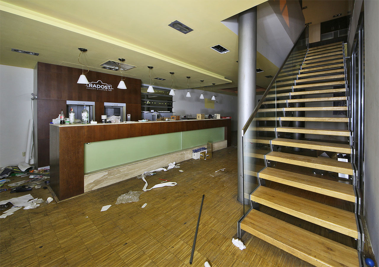 Za hlavním vchodem se nachází bar restaurace. Původně tu byl vstup do kina, tělocivčny nebo tančírny. Vposledku pak místo, kam si obyvatelé Cejlu ilegálně chodili pro téměř nevyčerpatelné zásoby nepoužitého nádobí. Za hlavním vchodem se nachází bar restaurace. Původně tu byl vstup do kina, tělocivčny nebo tančírny. Vposledku pak místo, kam si obyvatelé Cejlu ilegálně chodili pro téměř nevyčerpatelné zásoby nepoužitého nádobí.