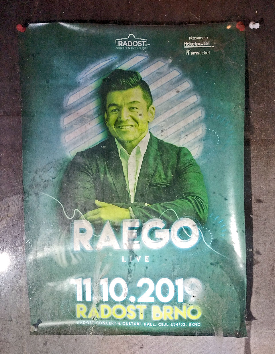 11. října 2019 tu měl koncert zpěvák Raego. Dost možná byl úplně posledním, kdo v Radosti vystupoval. Jeho poněkud šovinistické rapové písně o penězích a dobývání žen se na Cejl vlastně dokonale hodí. 11. října 2019 tu měl koncert zpěvák Raego. Dost možná byl úplně posledním, kdo v Radosti vystupoval. Jeho poněkud šovinistické rapové písně o penězích a dobývání žen se na Cejl vlastně dokonale hodí.