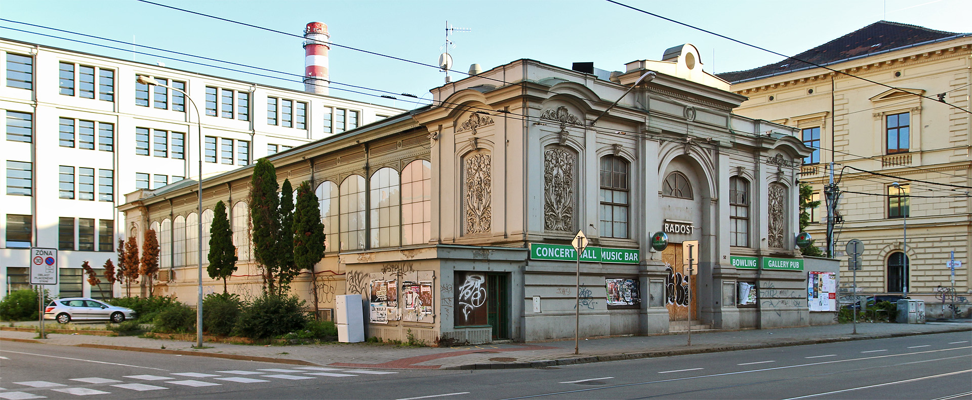 Tržnice alias kino alias Concert hall Radost vpředvečer vrcholícího léta roku 2025. Tržnice alias kino alias Concert hall Radost vpředvečer vrcholícího léta roku 2025.